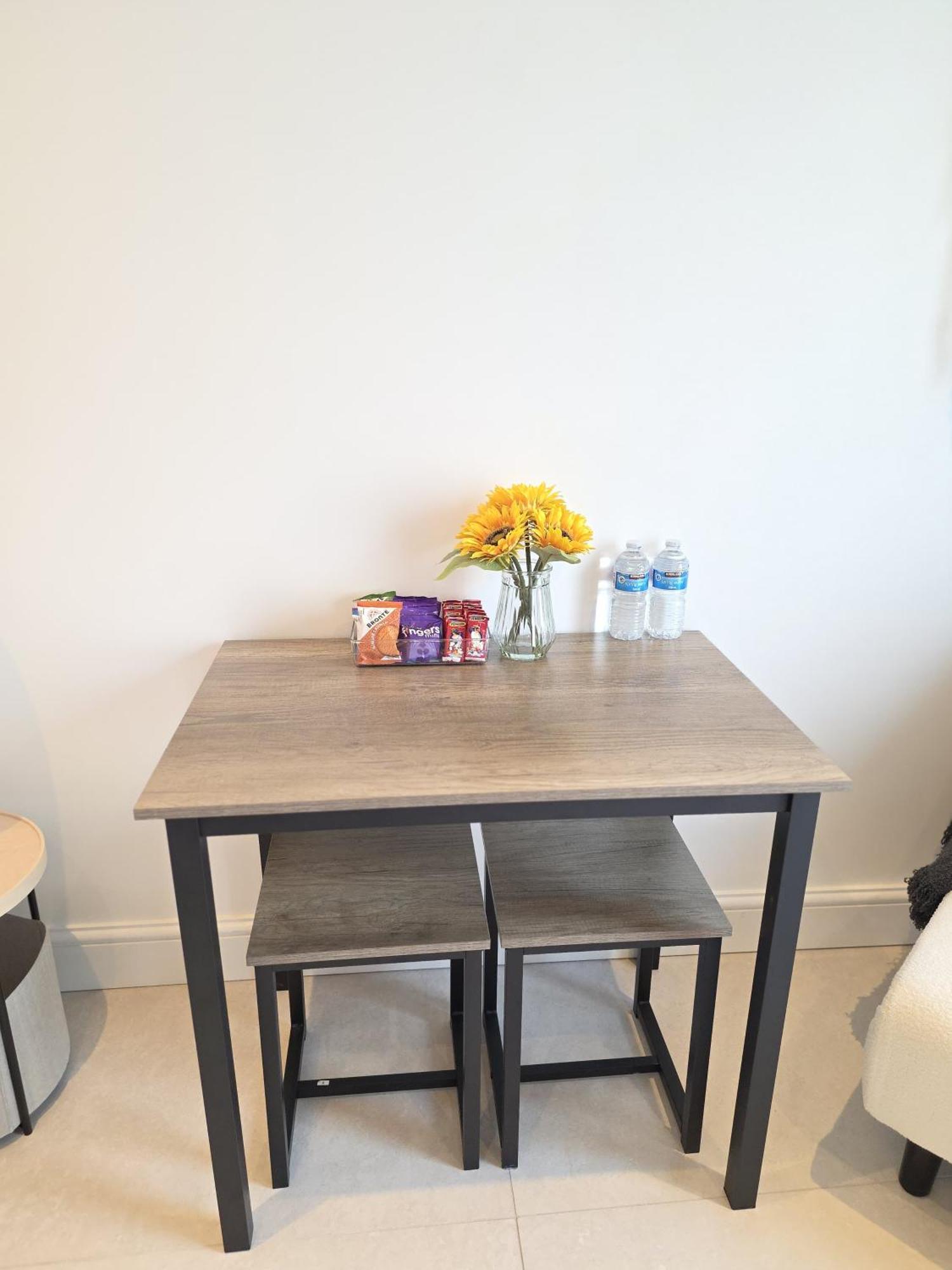Chic E10 Apartment